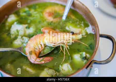 Arroz de Tamboril oder suppenartige Meeresfrüchte Reis, portugiesischen Rezept. Löffel mit einer Garnele Stockfoto