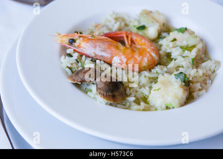 Arroz de Tamboril oder suppenartige Meeresfrüchte Reis auf Teller. Portugiesischen Rezept Stockfoto