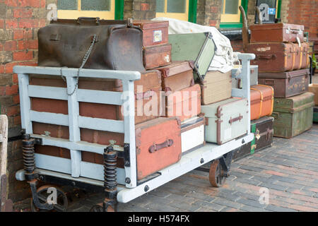 Vintage-Stil-Koffer Trolley auf Plattform Sheringham Bahnhof North Norfolk Railway, England Stockfoto