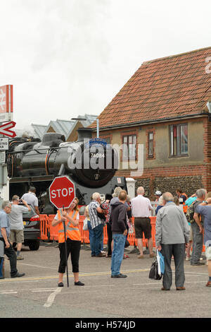 Eisenbahn-Enthusiasten watching The North Norfolkman Dampfzug nähert sich Sheringham Bahnhof, Norfolk, England Stockfoto