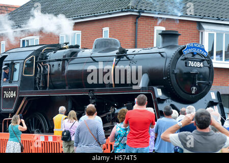 Eisenbahn-Enthusiasten watching The North Norfolkman Dampfzug nähert sich Sheringham Bahnhof, Norfolk, England Stockfoto