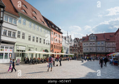 QUEDLINBURG, Deutschland, SEPTEMBER 24,2016: unbekannte Menschen sitzen auf der Terrasse in Quedlinburg am 24. September 2016, das Dorf Stockfoto