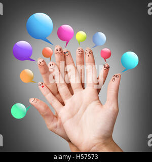 Finger-Smileys mit bunten Sprechblasen Stockfoto