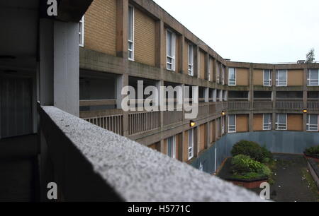 Sheffield, Großbritannien. September 2016. Blick von der Straße in den Himmel zu einem Geentert, Flanke der Park Hill Wohnungen zur Sanierung eingestellt Stockfoto