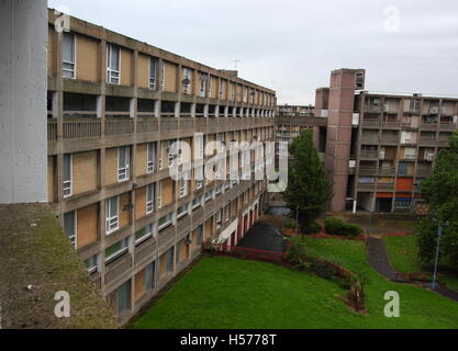 Sheffield, UK. September 2016. Blick über ein verschalten, Flanke der Park Hill Wohnsiedlung, das Ohr für die Sanierung markiert ist Stockfoto