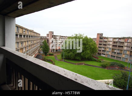 Sheffield, UK. September 2016. Blick von einer Straße in den Himmel über einer Flanke des Park Hill Estate, die für die Sanierung festgelegt ist Stockfoto