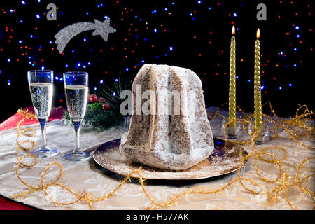 Pandoro Kuchen und Champagner Weihnachtsstimmung für party Stockfoto