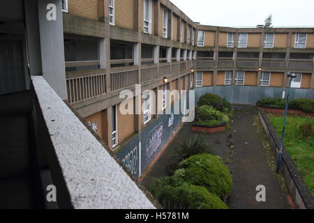 Sheffield, UK. September 2016. Blick von einer Straße in den Himmel auf einer Flanke des Park Hill Wohnungen Ohr markiert für die Sanierung Stockfoto