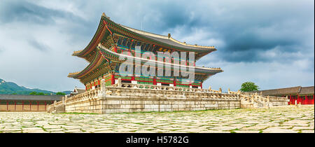 Geunjeongjeon, der wichtigsten Thronsaal. Gyeongbokgung Palace. Seoul. Südkorea. Panorama Stockfoto