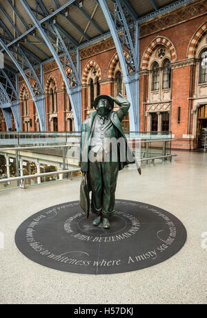 Statue von Sir John Betjeman von Martin Jennings im viktorianischen St. Pancras Railway Station London UK gebaut 1868 und renoviert 2007 Stockfoto