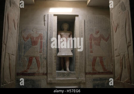 Ägypten. Nekropole von Sakkara. Mastaba des Mereruka, Priester des Pharao Teti.  2.340 v. Chr. Polychrome Relief und Mereruka Statue am falschen Tür. 6. Dynastie. Altes Königreich. Stockfoto