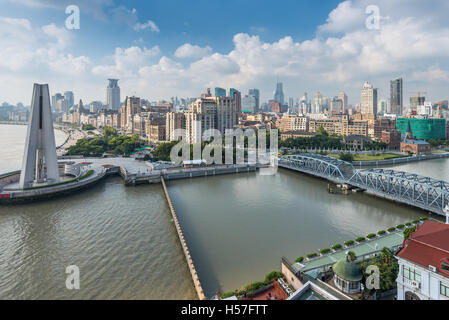 Luftaufnahme von Bund mit Waibaidu Brücke und Denkmal für die Helden des Volkes, Shanghai Stockfoto