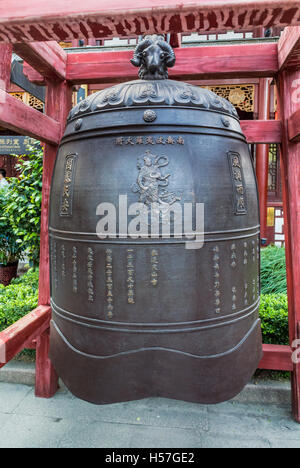 Antike massive Glocke im Bao'en-Tempel-Komplex (Beisi Tempel oder North Temple Pagoda) in Suzhou, China Stockfoto