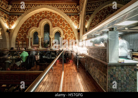 Im Obergeschoss Küche der Kapelle 1877 in Cardiff, Südwales. Eine ehemalige Kapelle, die jetzt in eine Bar und ein Restaurant umgewandelt. Stockfoto