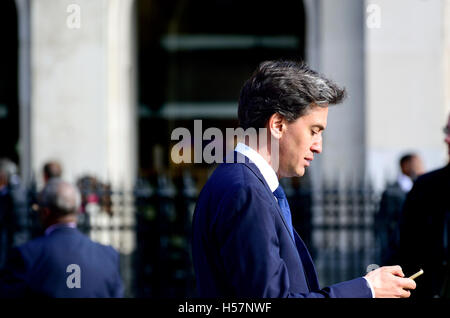 Ed Miliband, MP, der ehemalige Arbeiterführer, Wandern mit seinem Handy in Westminster, Okt 2016 Stockfoto