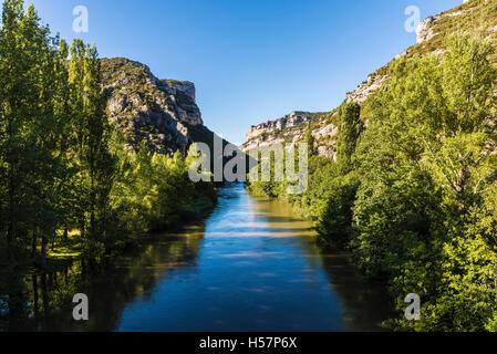 Ebro durch ein Tal in Kantabrien, Spanien Stockfoto