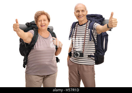Fröhliche Senioren Wanderer geben einen Daumen oben isoliert auf weißem Hintergrund