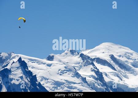 Paragliding fliegen über Mont-Blanc-Massiv, im Hintergrund ist Mont Blanc Gipfel, Alpen, Chamonix, Frankreich Stockfoto