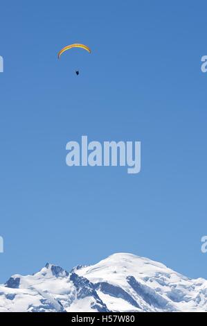 Paragliding fliegen über Mont-Blanc-Massiv, im Hintergrund ist Mont Blanc Gipfel, Alpen, Chamonix, Frankreich Stockfoto