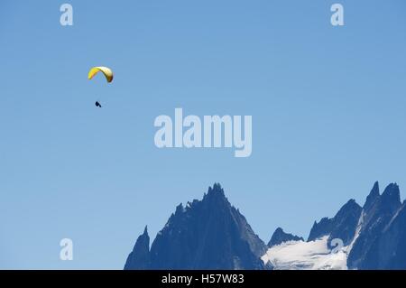 Paragliding fliegen über Mont-Blanc-Massiv, im Hintergrund sind Aiguilles du Chamonix, Alpen, Chamonix, Frankreich Stockfoto