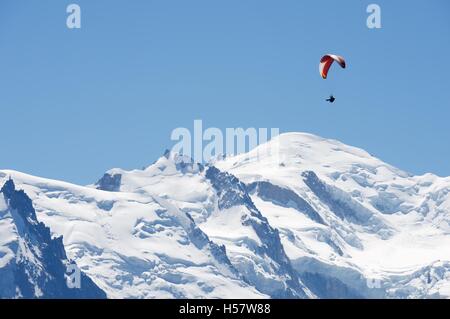 Paragliding fliegen über Mont-Blanc-Massiv, im Hintergrund ist Mont Blanc Gipfel, Alpen, Chamonix, Frankreich Stockfoto