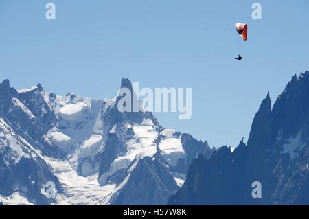 Paragliding fliegen über Mont-Blanc-Massiv, im Hintergrund ist Dent du Geant, Alpen, Chamonix, Frankreich Stockfoto