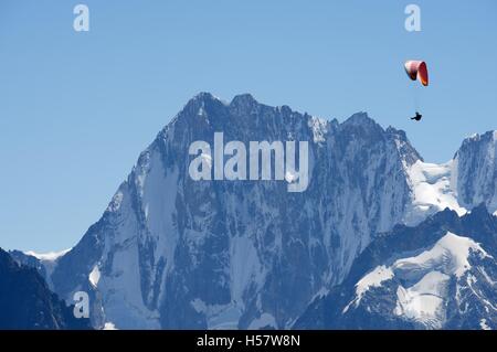 Paragliding fliegen über Mont-Blanc-Massiv, im Hintergrund ist Grandes Jorasses Gipfel, Alpen, Chamonix, Frankreich Stockfoto