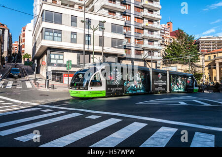 Straßenbahn Euskotren in Bilbao, Spanien Stockfoto