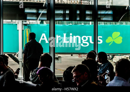Abflug-Lounge, zwei Terminal Flughafen Dublin. Passagiere, die darauf warten, ein Aer Lingus Flug, Irland Stockfoto