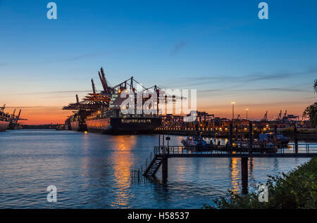 Burchardkai, Containerhafen in Hamburg im Licht der untergehenden Sonne Stockfoto