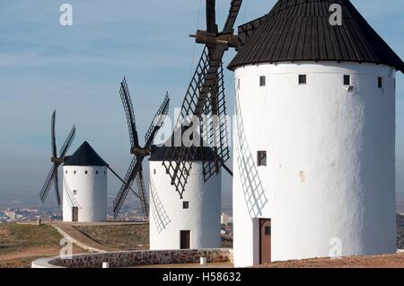 Gruppe von traditionellen Windmühlen im Alcazar de San Juan, Ciudad Real, Castilla La Mancha, Spanien Stockfoto