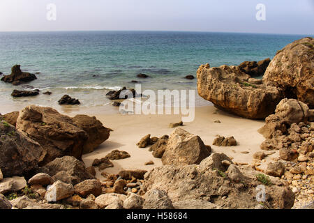 CADIZ/Spanien - 7. Oktober 2016: Jungfrau sandigen und felsigen Strand Bolonia und Tarifa, Andalusien Stockfoto