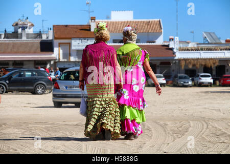 HUELVA/Spanien - 9. Oktober 2016: Betten in bunten Kleidern gonna die Heilige Sonntagsmesse am Schrein von El Rocio Stockfoto