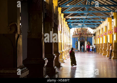 Innere des Munneswaram Tempels, Hindu-Tempel in Munneswaram Dorf, Chilaw, Sri Lanka Stockfoto