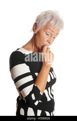 ältere Frau sucht besorgt und vergesslich Stockfoto