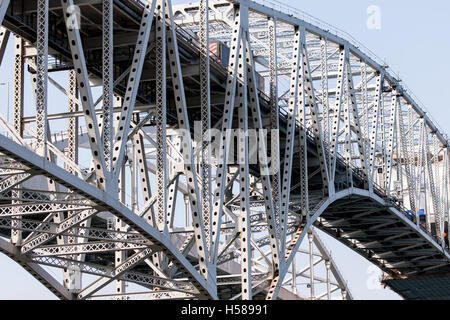 Die Bluewater-Brücke über den St. Clair River verbindet Sarnia, Ontario, Kanada, nach Port Huron, Michigan, USA. Stockfoto