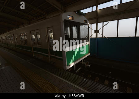 Osaka, Japan - 30. November 2015: Osaka u-Bahnstation und Bewegung verwischt Zug. Stockfoto