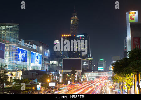 Bangkok, Thailand - 13. Oktober 2016: Siam Square, Nachtansicht mit Lichtspuren. Dieser Platz ist berühmte Einkaufsviertel in Bangkok Stockfoto