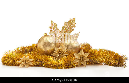 Goldene Weihnachten Zentrum weißen Hintergrund. Weihnachtskugeln, goldenen Girlanden und Blätter, Blumen und Pailletten. Stockfoto