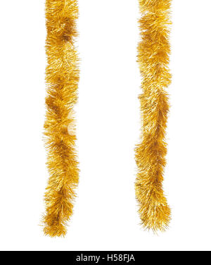 Zwei goldene Flitter Weihnachten in vertikaler Position hängen. Isoliert auf weißem Hintergrund. Stockfoto