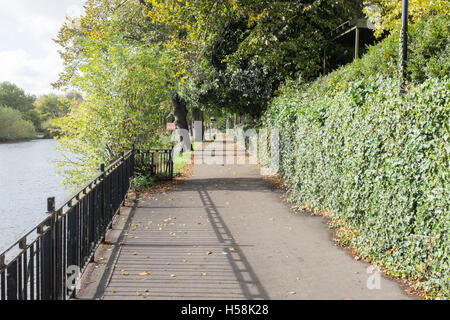 Wanderweg entlang des Flusses Severn in Shrewsbury Stockfoto