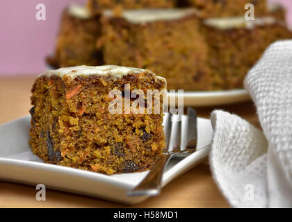 Hausgemachter Karottenkuchen aus Fokus Kuchen im Hintergrund mit Nahaufnahme Stockfoto