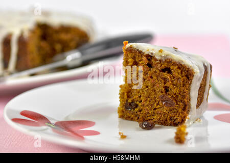 Hausgemachte Karotte Kuchen Stück auf Platte Stockfoto