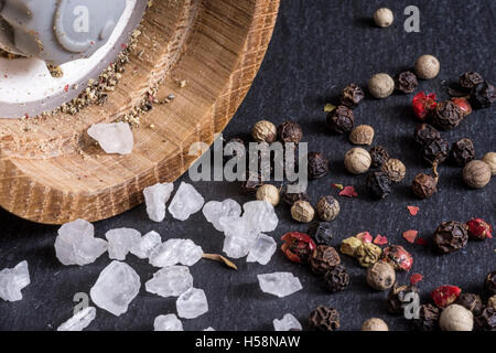 Pfeffer-Körner, Meersalz und Pfeffer Mühle Hintergrund Stockfoto