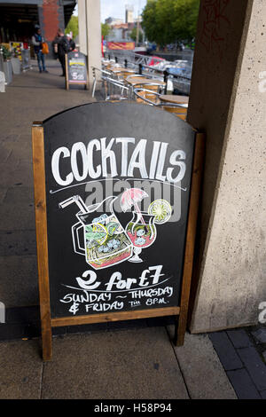 Zeichen mit geschnittenen Preis Cocktails, UK Stockfoto