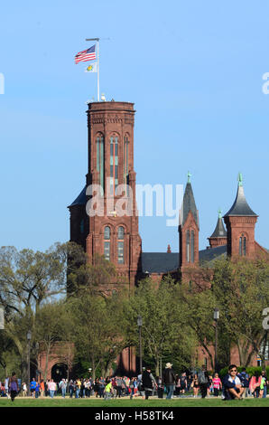 Smithsonian Castle-Besucher-Informationszentrum, vertikal, mit Bäumen und Menschen im Vordergrund Stockfoto