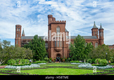 Smithsonian Castle Visitor Center, mit dem Enid A. Haupt Garten im Vordergrund Stockfoto