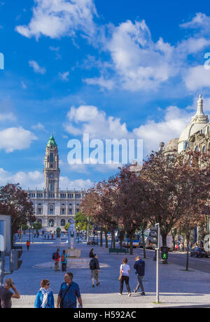 Avenida Dos Aliados mit dem Rathaus (Paços Do Concelho) in die Ferne, Porto, Portugal, Europa Stockfoto