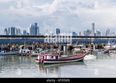 Panama-Stadt, Panama - Juni 08: kleine lokale Fischereifahrzeuge mit der Stadt im Hintergrund. 8. Juni 2016, Panama City, Panama. Stockfoto