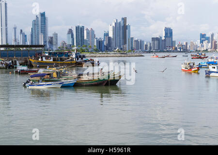 Panama-Stadt, Panama - Juni 08: kleine lokale Fischereifahrzeuge mit der Stadt im Hintergrund. 8. Juni 2016, Panama City, Panama. Stockfoto